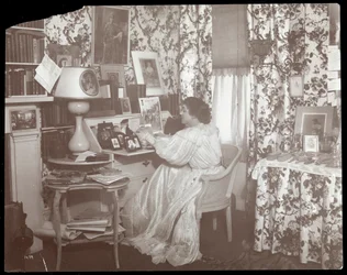 Portret Elsie de Wolfe w jej rezydencji, 122 East 17th Street, Nowy Jork, 1895 lub 1896 (srebrny odbitka żelatynowa)